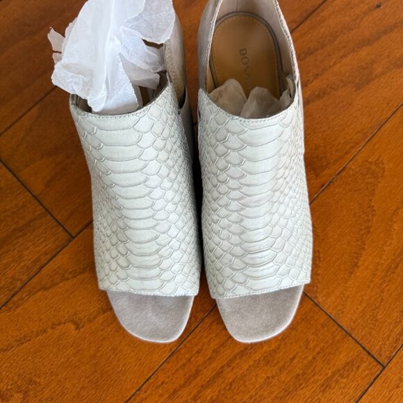 Donald Pliner Lizzy Light Taupe Sandal - Picture 3 of 7